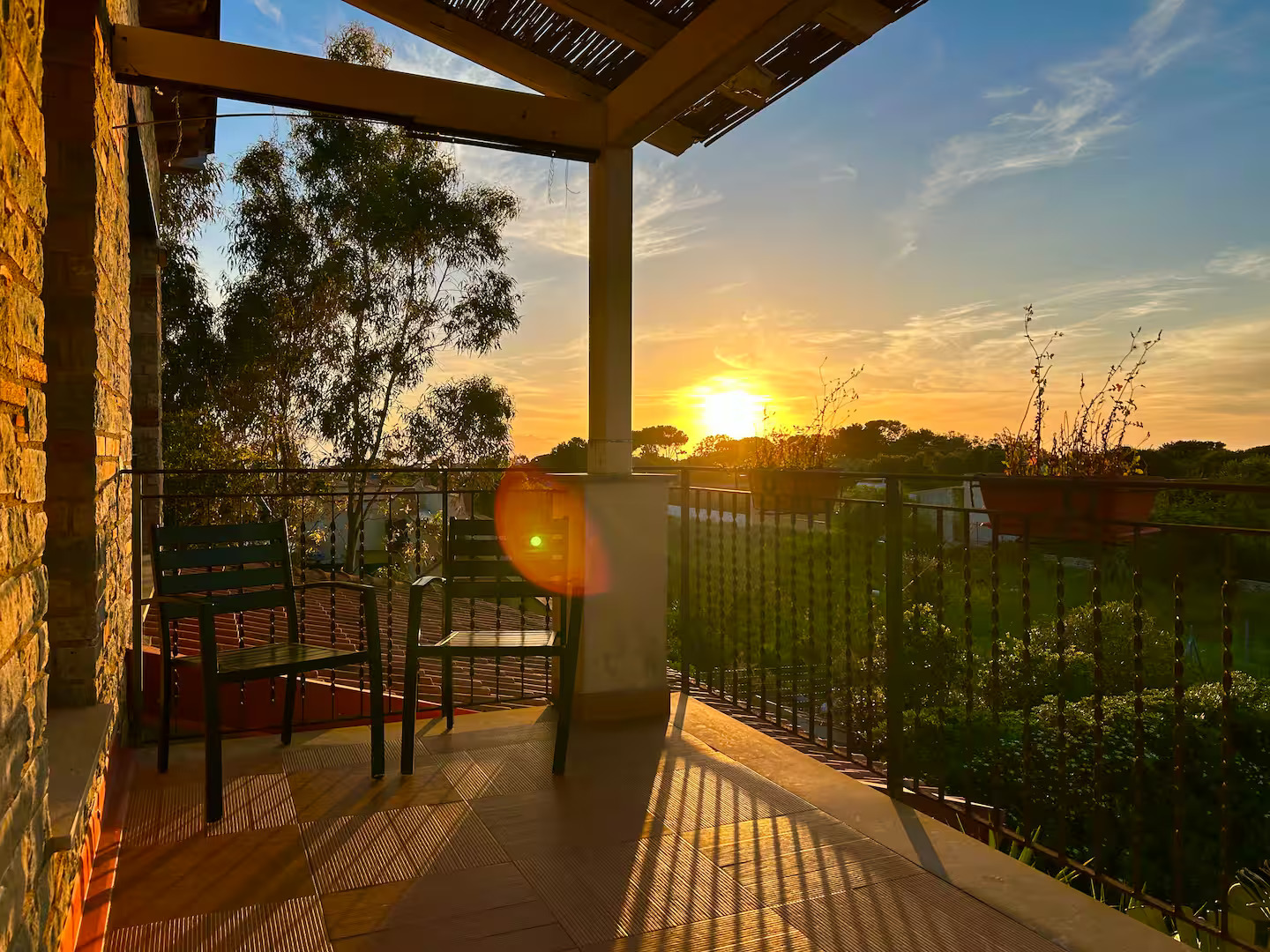 Zona esterna con vegetazione mediterranea